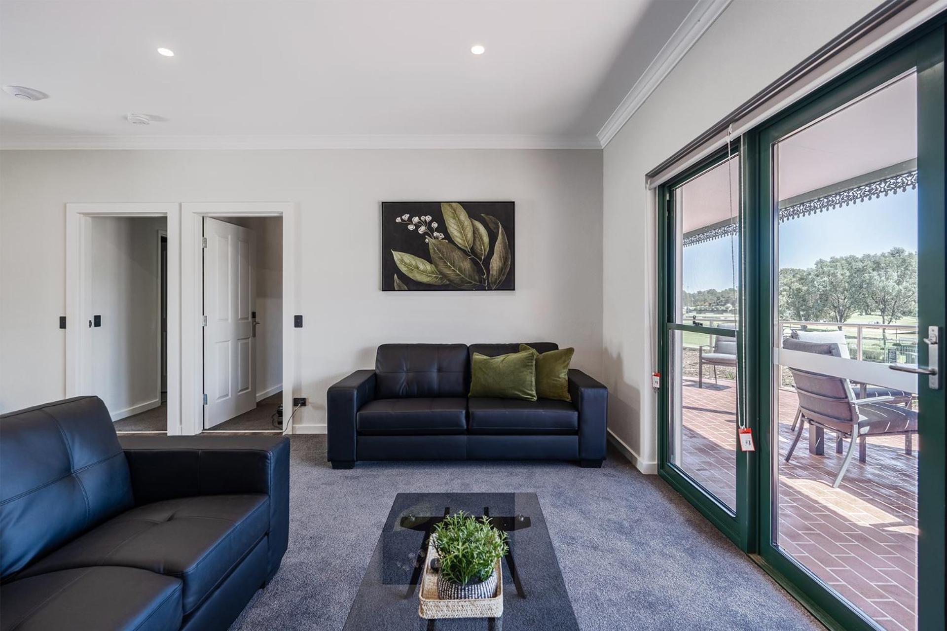 Yarrawonga Mulwala Golf Club Hotel Ngoại thất bức ảnh A living room with a large sliding door
