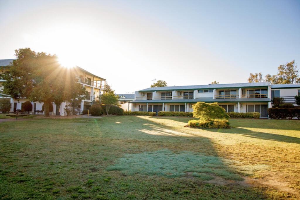 Yarrawonga Mulwala Golf Club Hotel Ngoại thất bức ảnh The Village, 2015