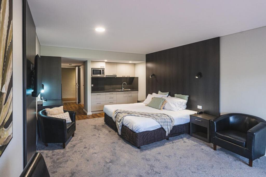 Yarrawonga Mulwala Golf Club Hotel Ngoại thất bức ảnh A typical studio apartment
