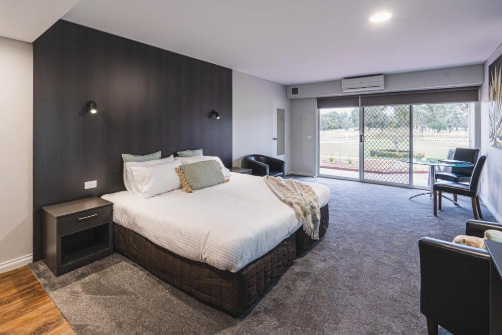 Yarrawonga Mulwala Golf Club Hotel Ngoại thất bức ảnh A suite at the hotel