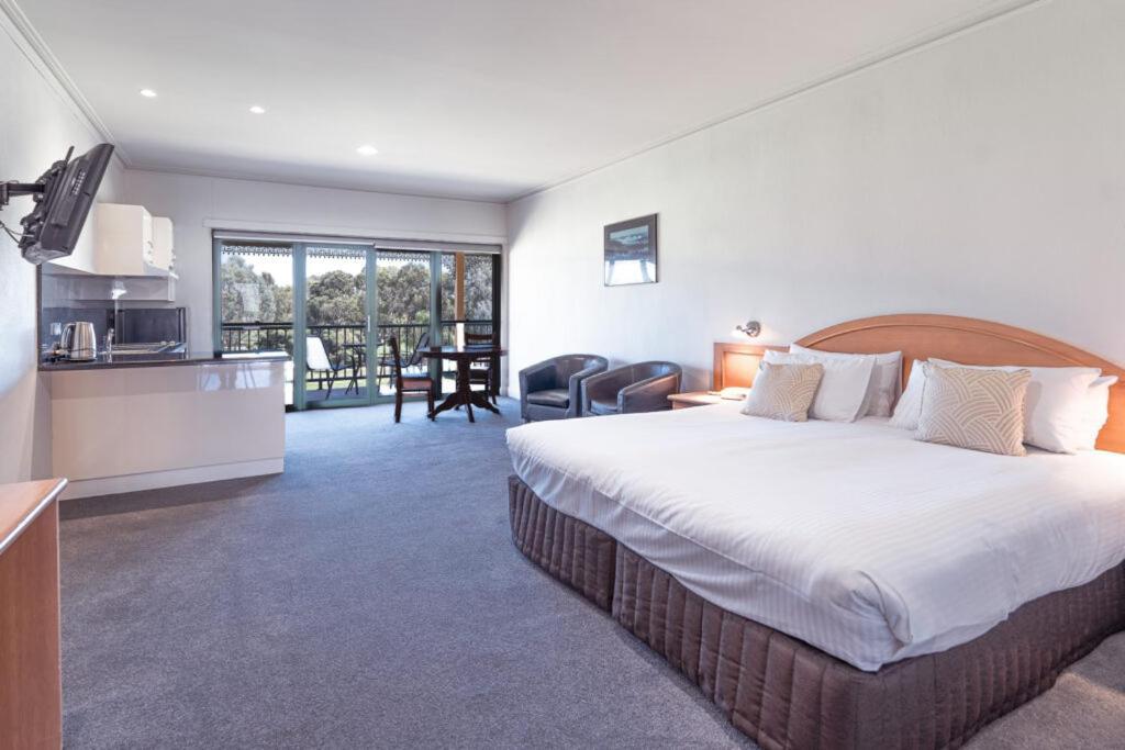Yarrawonga Mulwala Golf Club Hotel Ngoại thất bức ảnh Studio