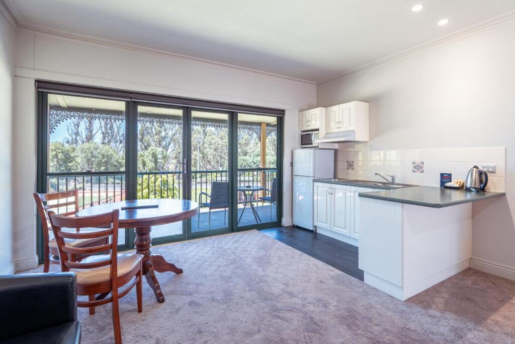Yarrawonga Mulwala Golf Club Hotel Ngoại thất bức ảnh A typical apartment at the University of Western Australia