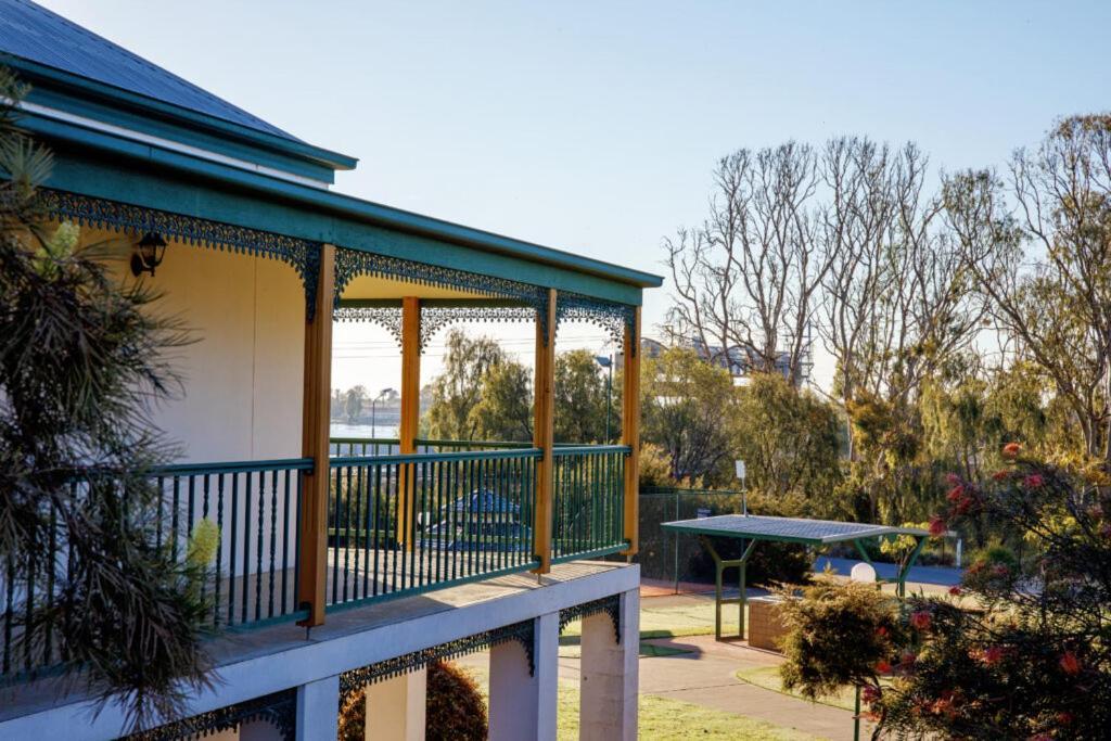 Yarrawonga Mulwala Golf Club Hotel Ngoại thất bức ảnh The verandah of the house