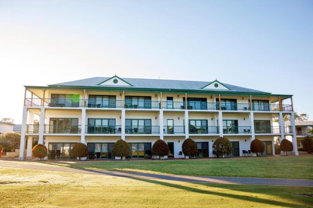 Yarrawonga Mulwala Golf Club Hotel Ngoại thất bức ảnh The clubhouse at the Links Lady Bay Golf Course
