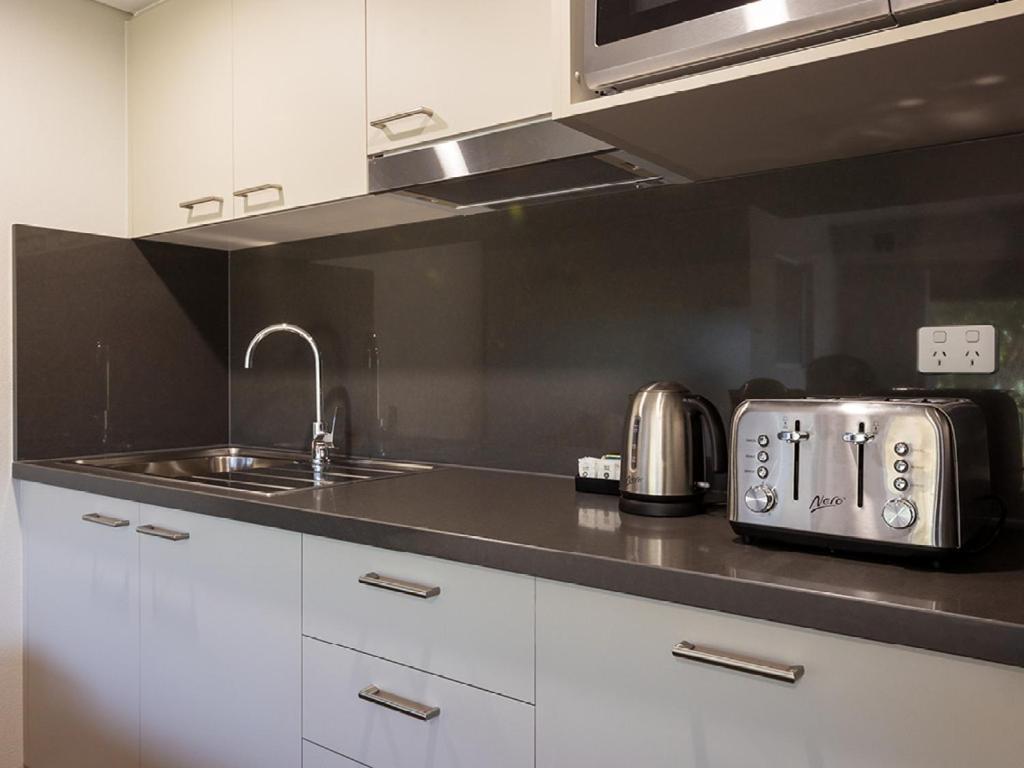 Yarrawonga Mulwala Golf Club Hotel Ngoại thất bức ảnh A typical kitchen in a student apartment
