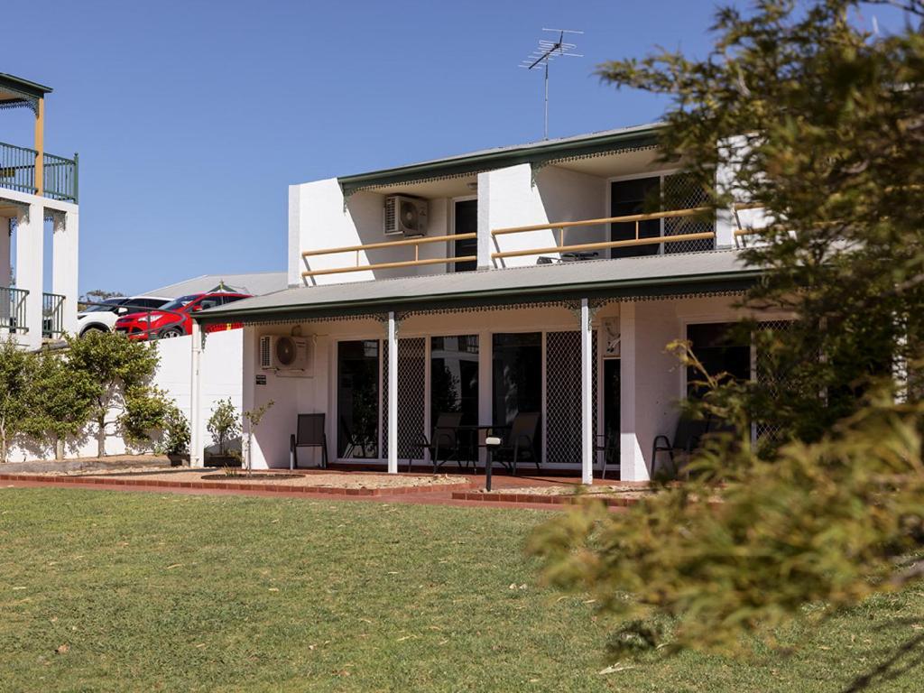 Yarrawonga Mulwala Golf Club Hotel Ngoại thất bức ảnh The house at 1001 North Beach Road, Esperance, Western Australia