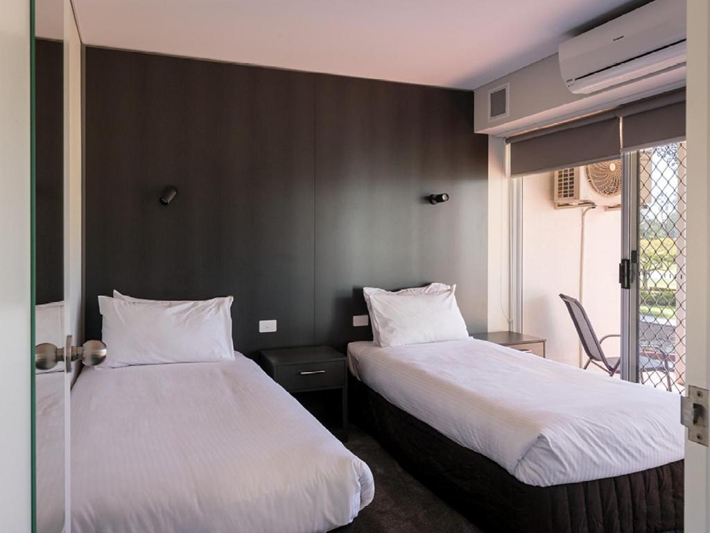 Yarrawonga Mulwala Golf Club Hotel Ngoại thất bức ảnh A typical room at the hotel