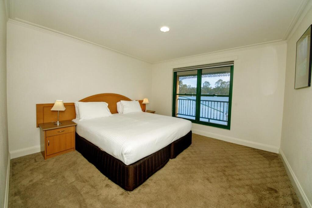 Yarrawonga Mulwala Golf Club Hotel Ngoại thất bức ảnh A bedroom at the hotel