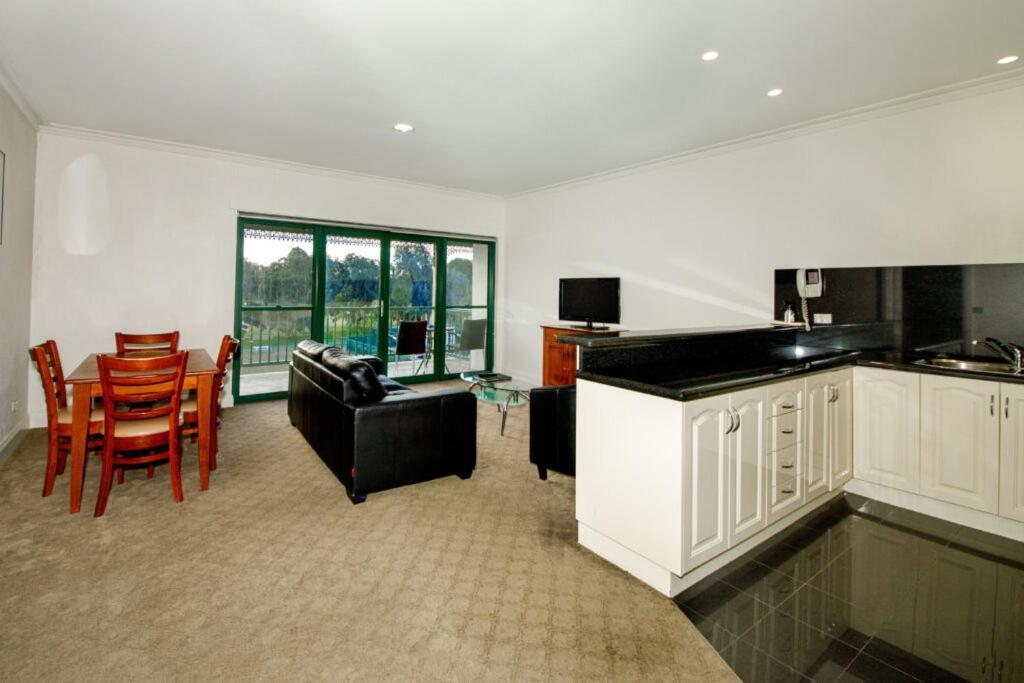 Yarrawonga Mulwala Golf Club Hotel Ngoại thất bức ảnh A typical apartment at the Village