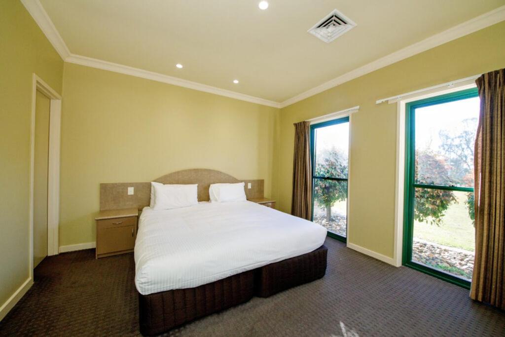 Yarrawonga Mulwala Golf Club Hotel Ngoại thất bức ảnh A typical bedroom at the hotel
