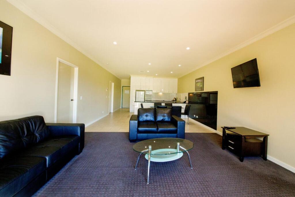 Yarrawonga Mulwala Golf Club Hotel Ngoại thất bức ảnh A typical apartment at the hotel