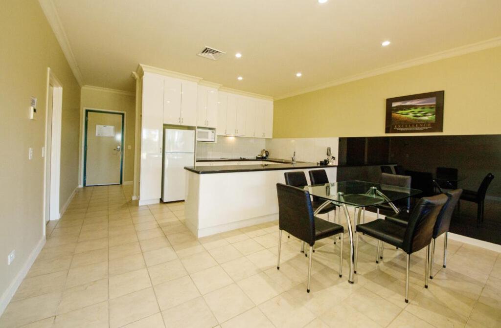 Yarrawonga Mulwala Golf Club Hotel Ngoại thất bức ảnh A kitchen in a typical apartment