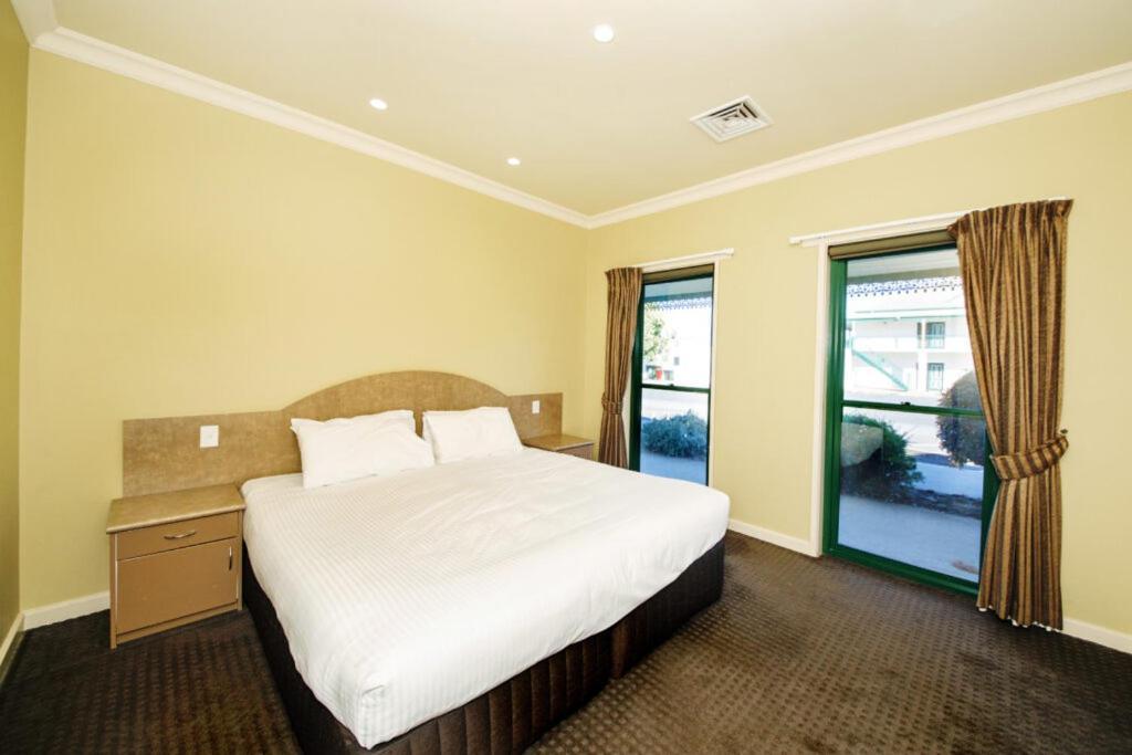 Yarrawonga Mulwala Golf Club Hotel Ngoại thất bức ảnh A bedroom at the hotel