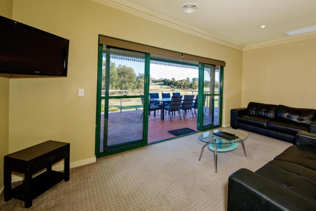 Yarrawonga Mulwala Golf Club Hotel Ngoại thất bức ảnh Living room with a view of the golf course