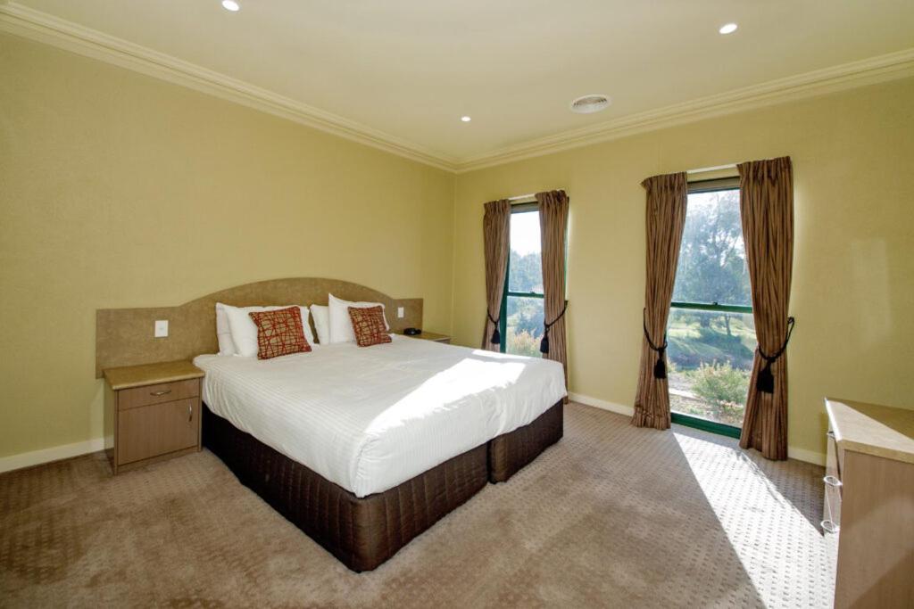 Yarrawonga Mulwala Golf Club Hotel Ngoại thất bức ảnh A bedroom at the hotel