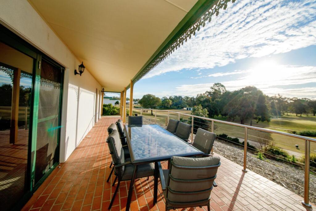 Yarrawonga Mulwala Golf Club Hotel Ngoại thất bức ảnh A balcony in Australia