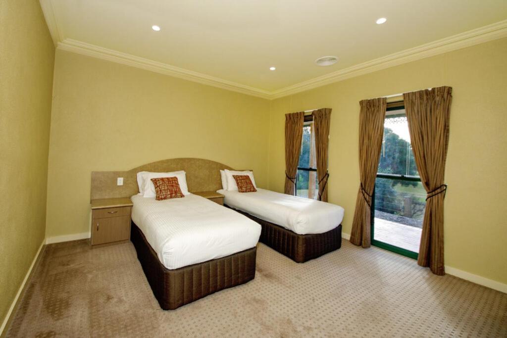 Yarrawonga Mulwala Golf Club Hotel Ngoại thất bức ảnh A bedroom at the hotel