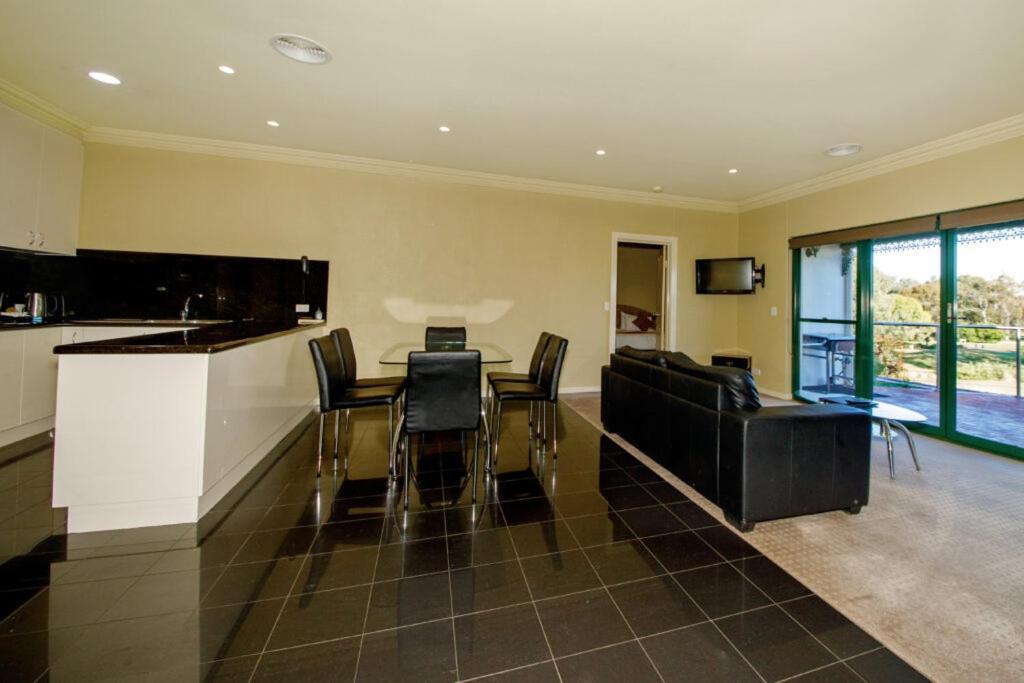 Yarrawonga Mulwala Golf Club Hotel Ngoại thất bức ảnh A typical apartment at the hotel