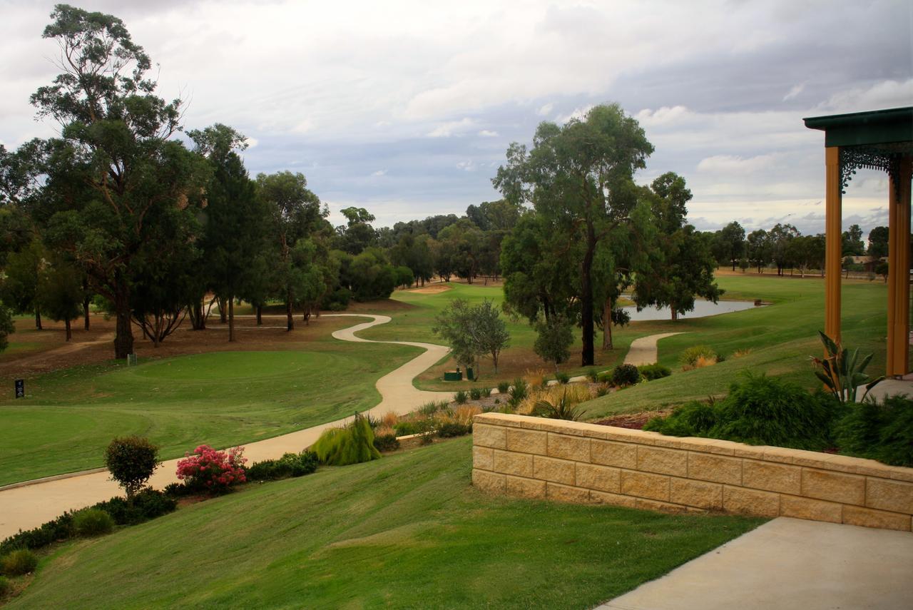 Yarrawonga Mulwala Golf Club Hotel Ngoại thất bức ảnh The 18th hole at the Vines Resort and Country Club