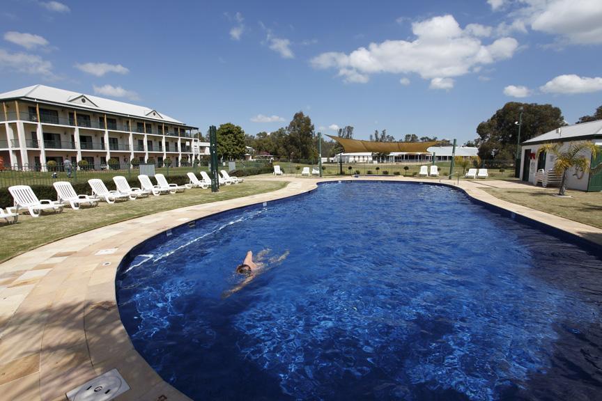 Yarrawonga Mulwala Golf Club Hotel Ngoại thất bức ảnh The pool at the Club Hotel