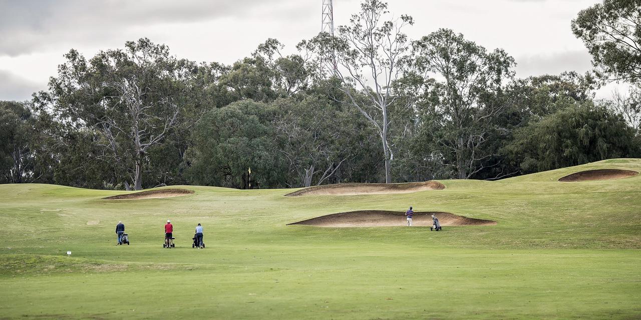 Yarrawonga Mulwala Golf Club Hotel Ngoại thất bức ảnh Golfers at the 2011 Australian PGA Championship