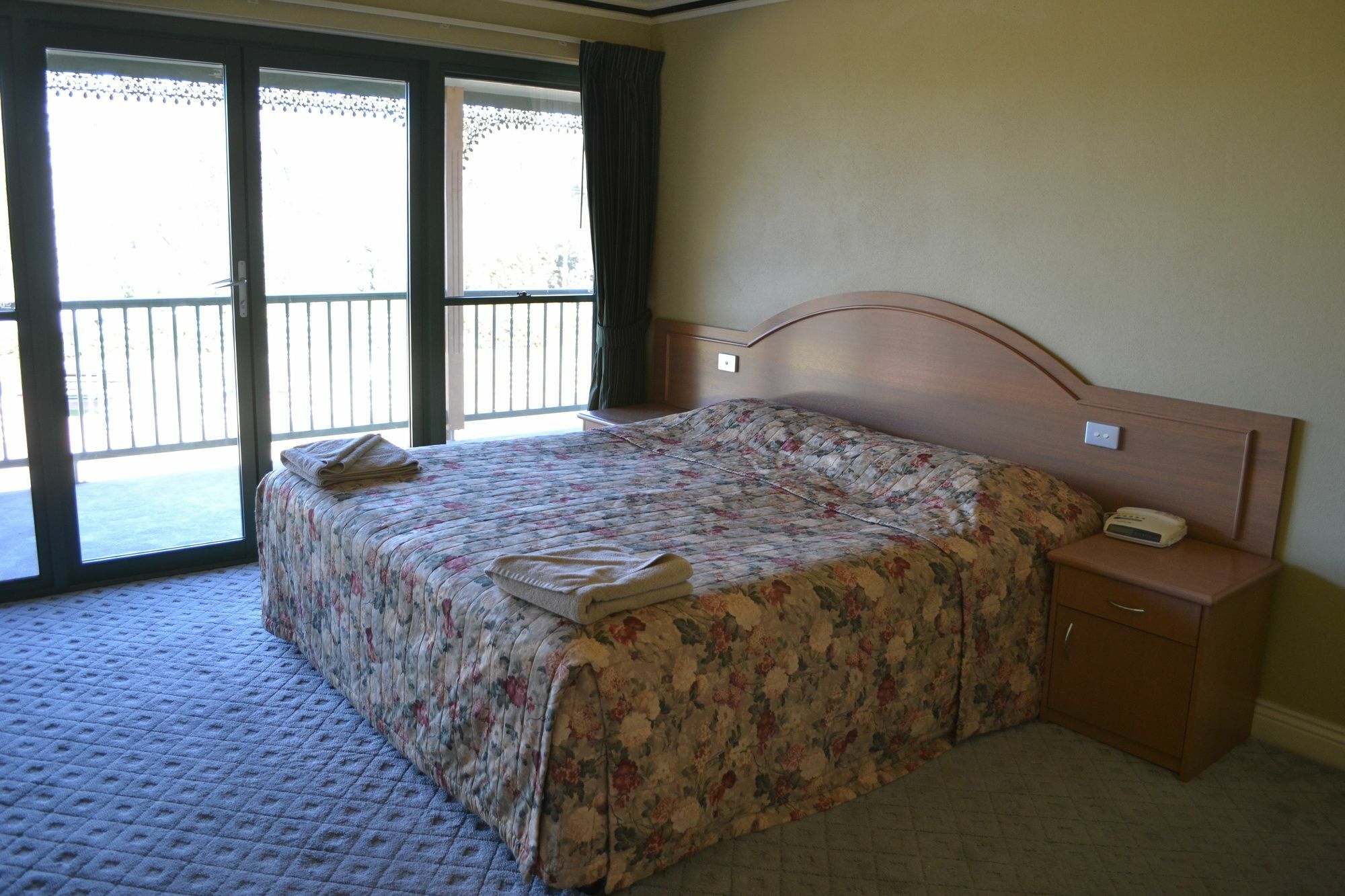 Yarrawonga Mulwala Golf Club Hotel Ngoại thất bức ảnh A bedroom