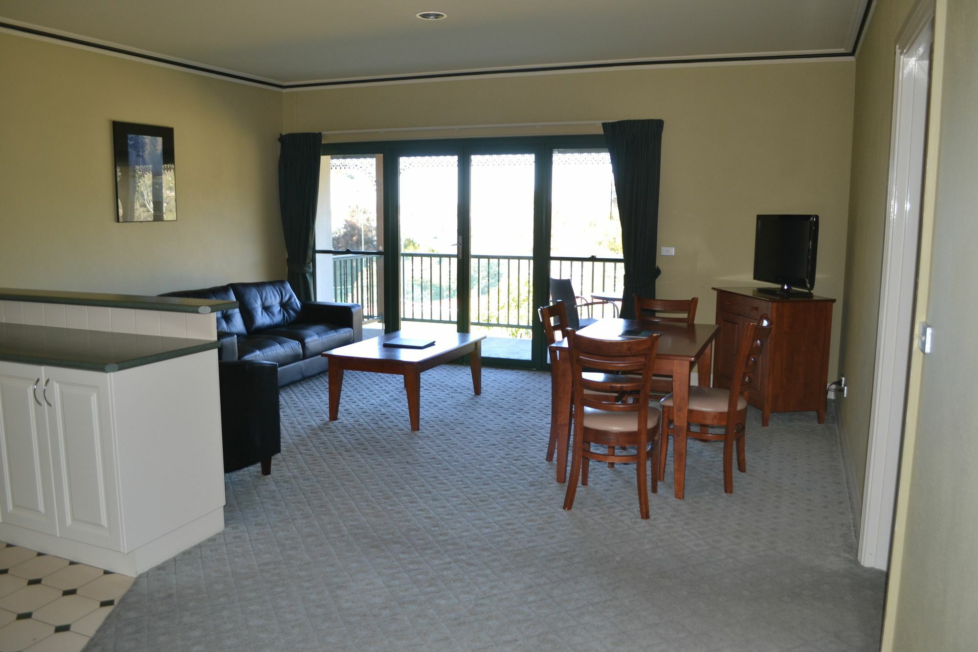 Yarrawonga Mulwala Golf Club Hotel Ngoại thất bức ảnh A typical apartment at the hotel